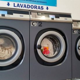 Maquinas de lavandería llena 